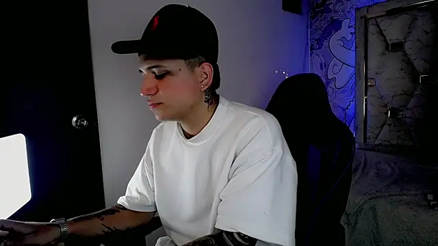 Snapshot of Brayan_lopezz chatting on April 25, 2:14 pm Brayan lopezz online show from April 25, 2:14 pm