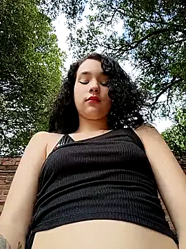 sweet outdoor charm online show from November 23, 7:35 pm