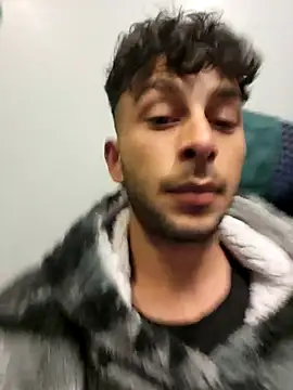 Snapshot of Iulianmarius12 chatting on March 18, 9:53 pm Iulianmarius12 online show from March 18, 9:53 pm