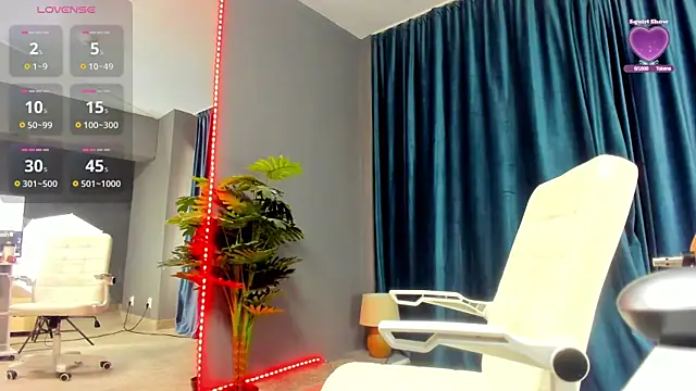 LaurynCopper online show from October 6, 6:00 am