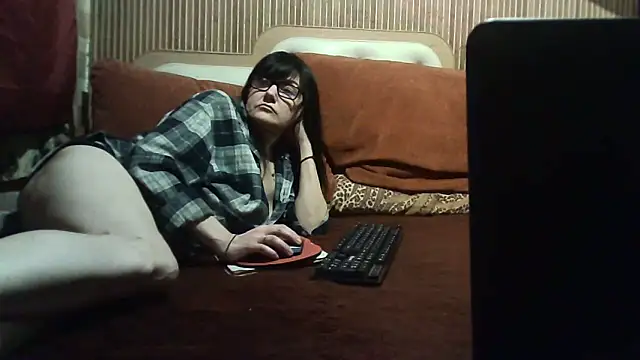 Snapshot of AlanaLaDream chatting on December 21, 5:42 pm AlanaLaDream online show from December 21, 5:42 pm