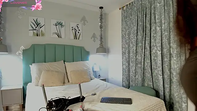 Khenta Michells online show from February 13, 9:51 am