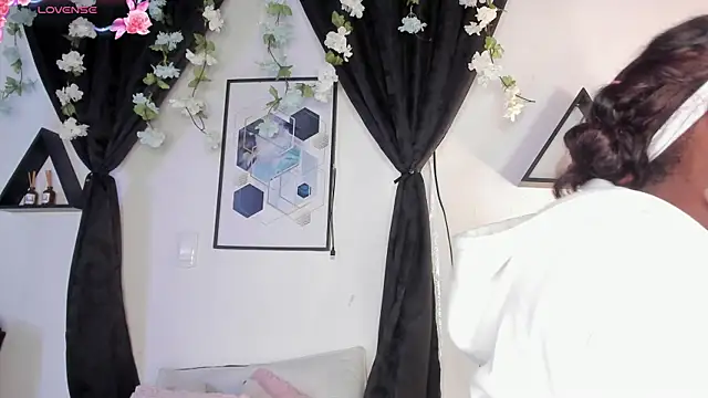 Snapshot of Khenta_Michells chatting on May 5, 10:34 am Khenta Michells online show from May 5, 10:34 am