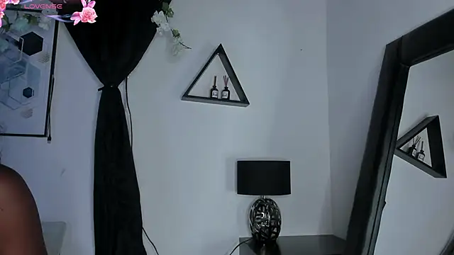 Snapshot of Khenta_Michells chatting on May 8, 10:42 am Khenta Michells online show from May 8, 10:42 am