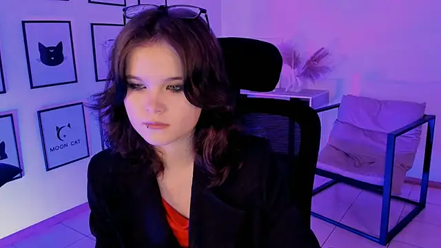 Elainebeness online show from December 13, 6:27 pm