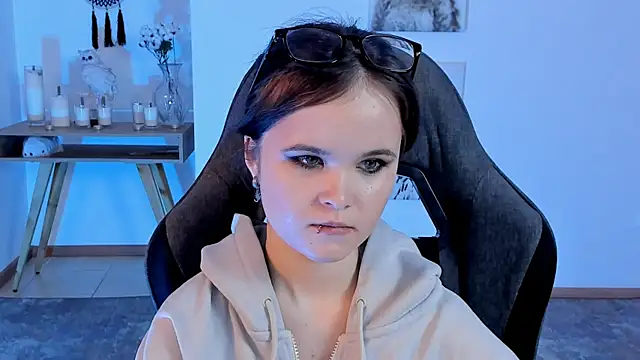 Elainebeness online show from February 4, 10:45 pm