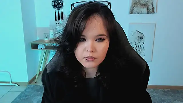 Elainebeness online show from March 13, 7:50 pm