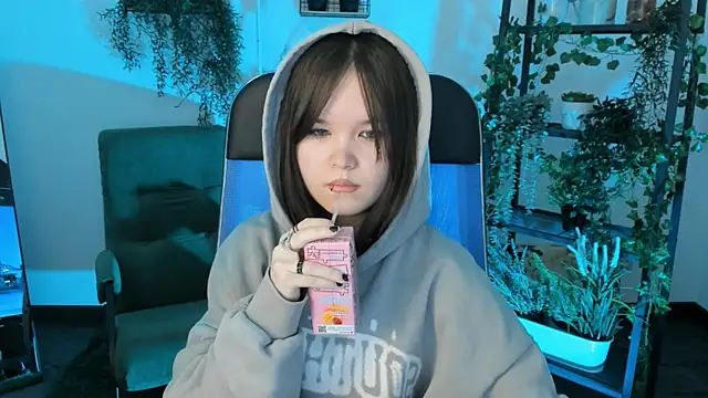 Elainebeness online show from April 24, 8:33 pm