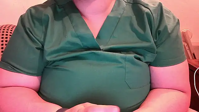 Snapshot of Maebi chatting on December 4, 9:35 pm Maebi online show from December 4, 9:35 pm