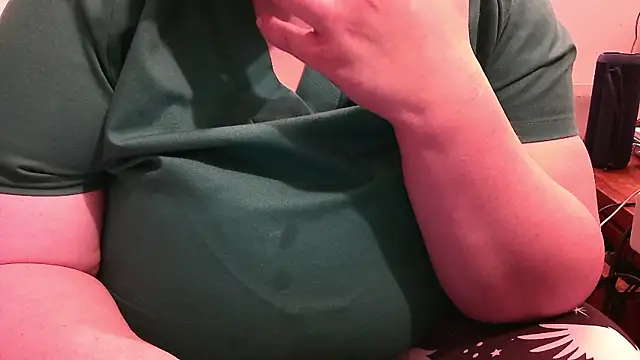 Snapshot of Maebi chatting on December 7, 2:53 am Maebi online show from December 7, 2:53 am