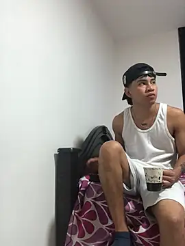 Snapshot of logannth chatting on February 3, 4:32 am logannth online show from February 3, 4:32 am