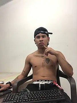 Snapshot of logannth chatting on February 7, 5:33 am logannth online show from February 7, 5:33 am