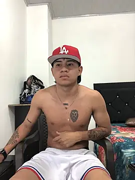 Snapshot of logannth chatting on February 11, 6:40 am logannth online show from February 11, 6:40 am