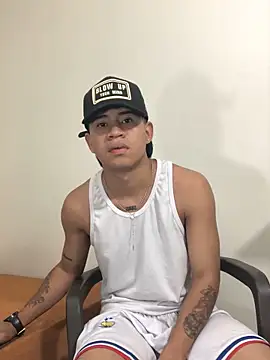 Snapshot of logannth chatting on February 13, 5:03 am logannth online show from February 13, 5:03 am