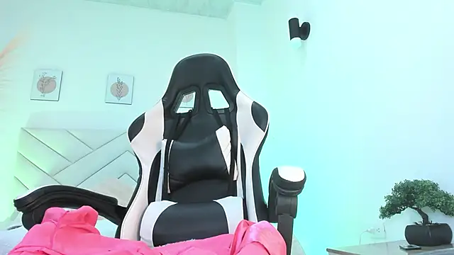 Brittany cute18 online show from February 15, 2:11 pm