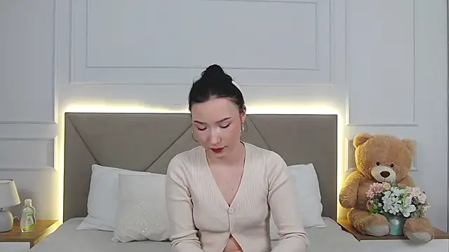 LeilaLow online show from December 17, 12:00 pm