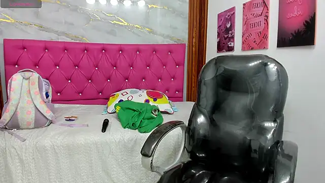 Snapshot of Helen_russo chatting on April 25, 6:05 pm Helen russo online show from April 25, 6:05 pm