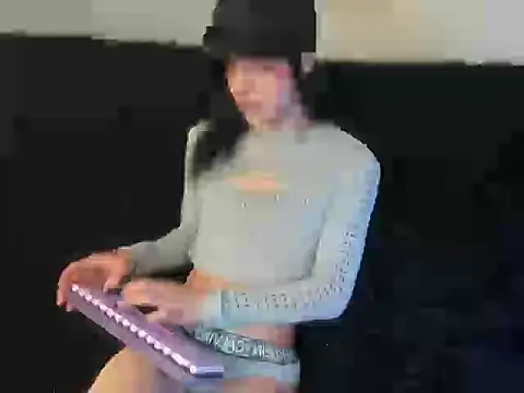 Snapshot of kerly_monroe chatting on May 5, 8:39 pm kerly monroe online show from May 5, 8:39 pm