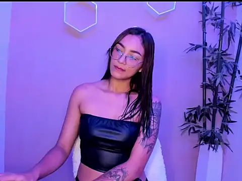 ASIAM BRUNET online show from February 4, 1:28 pm