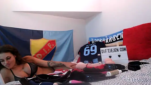 Snapshot of Dif-tjejen chatting on February 1, 11:16 pm Dif-tjejen online show from February 1, 11:16 pm