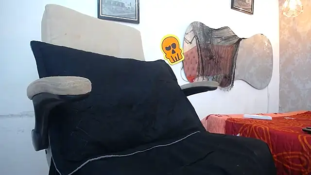 LAURA SMIITH online show from October 11, 6:06 pm