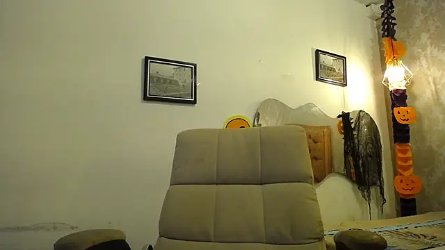 LAURA SMIITH online show from October 24, 6:48 pm