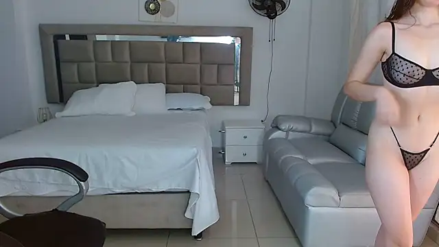 Snapshot of zoecruzz chatting on February 4, 2:56 pm zoecruzz online show from February 4, 2:56 pm