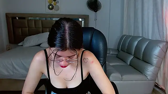 Snapshot of zoecruzz chatting on February 11, 2:22 pm zoecruzz online show from February 11, 2:22 pm