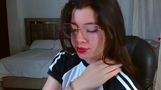 Snapshot of zoecruzz chatting on February 19, 1:29 pm zoecruzz online show from February 19, 1:29 pm