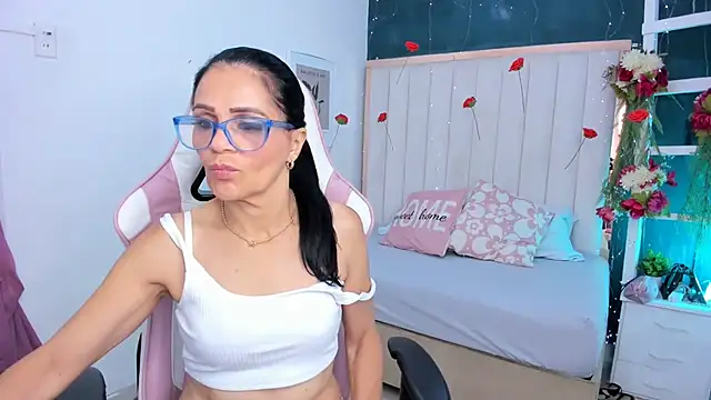 margot smith  online show from March 28, 12:38 pm