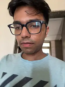 Snapshot of BoyzaraHatke chatting on May 18, 8:53 am BoyzaraHatke online show from May 18, 8:53 am