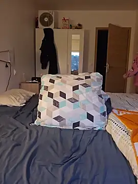 Chaudesquirt online show from February 18, 7:04 am