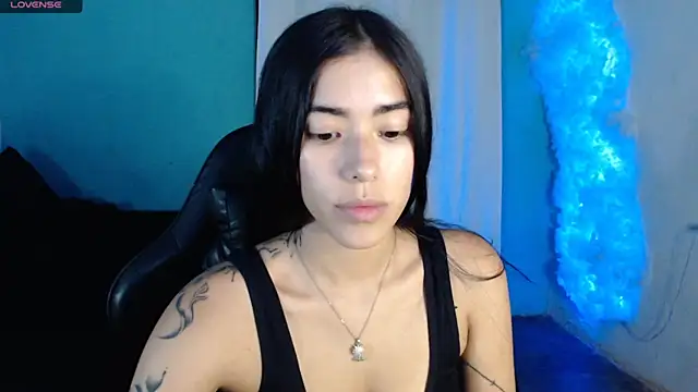 Snapshot of LESLIEBLACK_ chatting on April 2, 1:47 am LESLIEBLACK online show from April 2, 1:47 am