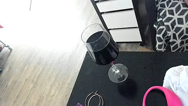 MendiPetite online show from April 12, 8:25 pm