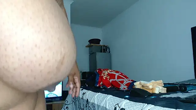 Snapshot of Hugetittiesxx2 chatting on January 19, 4:27 am Hugetittiesxx2 online show from January 19, 4:27 am