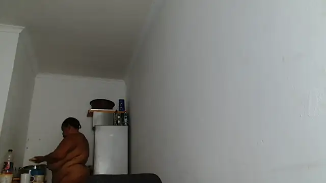 Snapshot of Hugetittiesxx2 chatting on February 22, 4:35 am Hugetittiesxx2 online show from February 22, 4:35 am