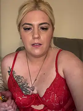 Snapshot of Blondiee3088 chatting on February 5, 6:26 pm Blondiee3088 online show from February 5, 6:26 pm