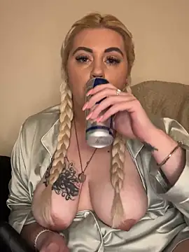 Snapshot of Blondiee3088 chatting on February 10, 4:47 pm Blondiee3088 online show from February 10, 4:47 pm