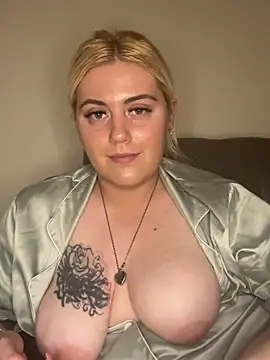 Snapshot of Blondiee3088 chatting on February 13, 5:44 pm Blondiee3088 online show from February 13, 5:44 pm