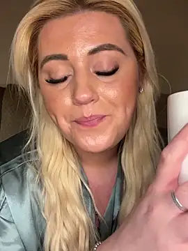 Snapshot of Blondiee3088 chatting on March 8, 7:09 pm Blondiee3088 online show from March 8, 7:09 pm