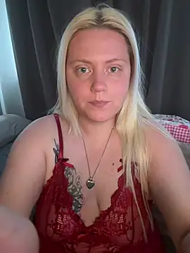 Snapshot of Blondiee3088 chatting on August 4, 8:28 am Blondiee3088 online show from August 4, 8:28 am