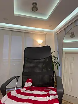 nicollefiorett online show from November 6, 10:43 pm