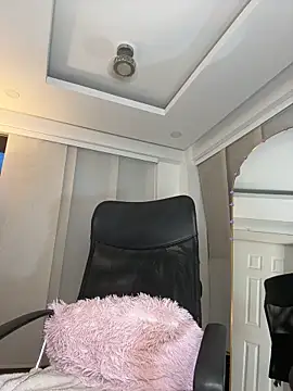 nicollefiorett online show from March 10, 11:10 pm