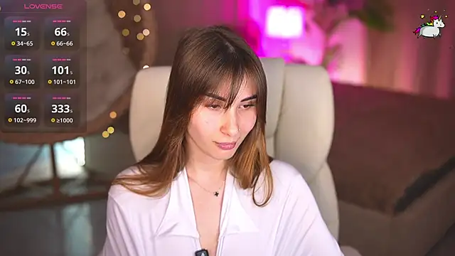 JennyyLuv online show from April 6, 7:15 pm