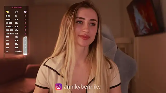 Coconutkittyy online show from March 5, 6:45 pm