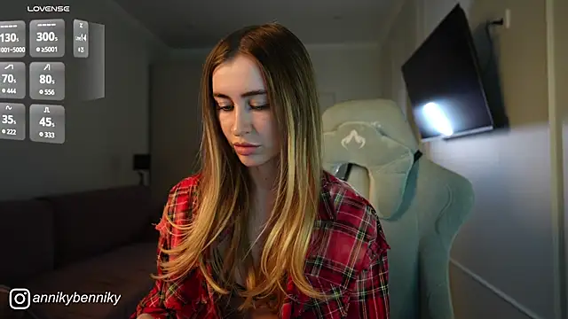 Coconutkittyy online show from November 6, 7:59 pm