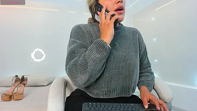 Snapshot of julietha_taylor chatting on February 4, 2:28 am julietha taylor online show from February 4, 2:28 am