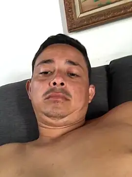 isacalejandroo online show from January 14, 7:53 pm