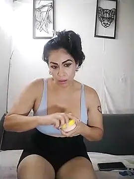 Snapshot of Rosy_sexxx chatting on May 14, 1:56 am Rosy sexxx online show from May 14, 1:56 am