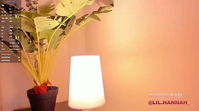 Snapshot of lil_hanna18 chatting on December 21, 1:53 pm lil hanna18 online show from December 21, 1:53 pm